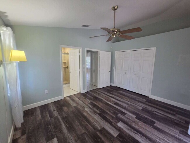 Building Photo - "Charming 2-Bed, 2-Bath North Port Retreat with Gleaming Hardwood Floors!"