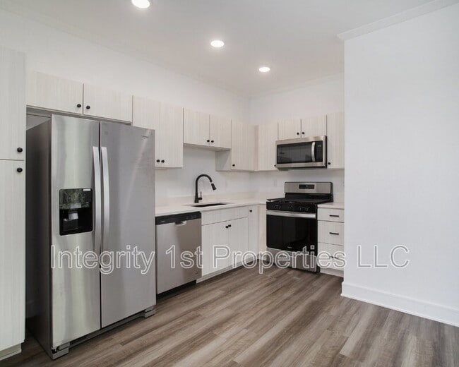 Building Photo - 8831 N Helena Ave