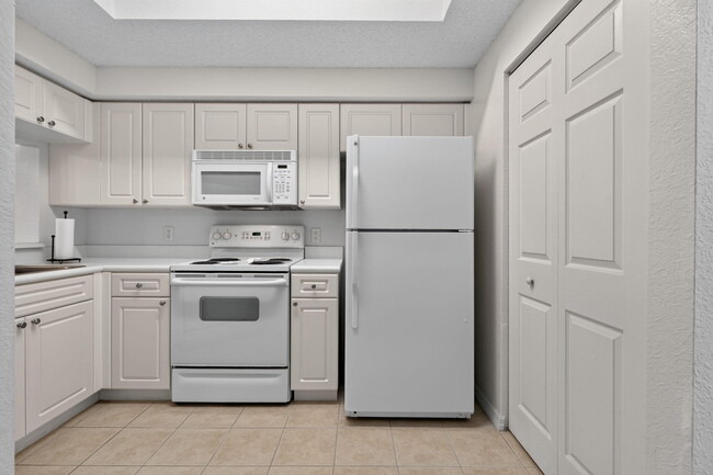 Building Photo - 3020 Alcazar Pl
