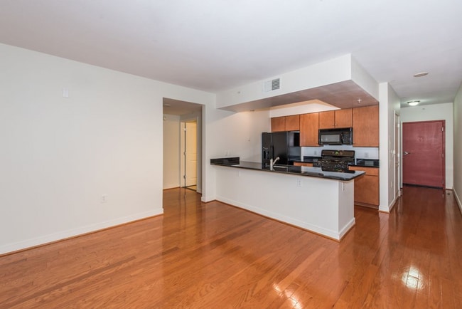 Building Photo - LARGE 1 Bedroom/1 Bathroom with Balcony in Bustling Mount Vernon Triangle!!