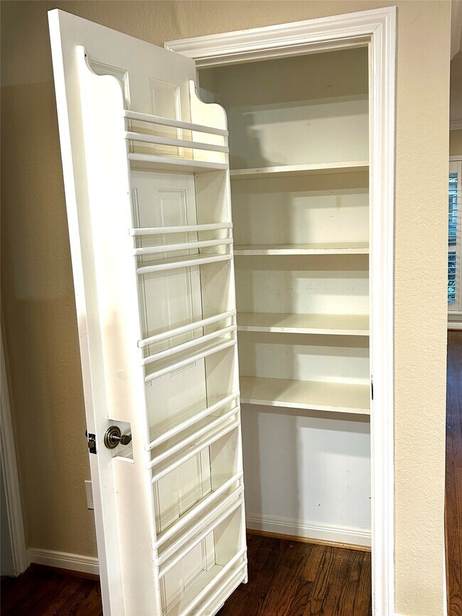 Building Photo - 5022 Darnell St