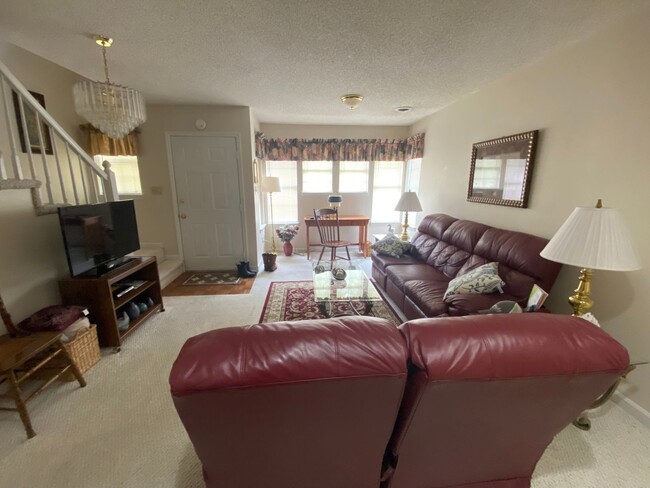 Building Photo - Furnished 2 Bedroom 1.5 Bath townhouse, Mo...