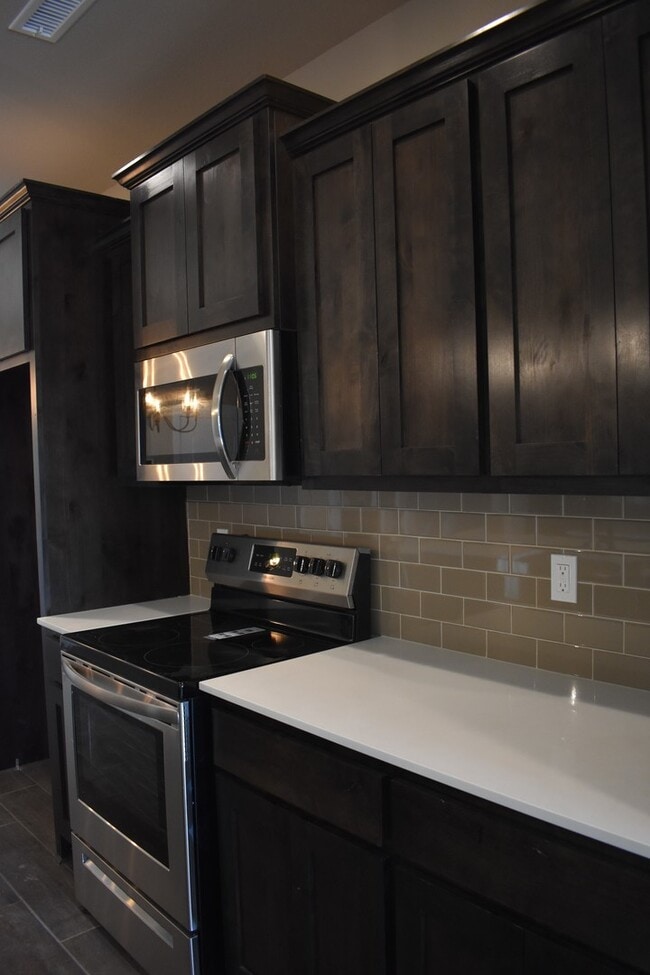 Building Photo - Upscale 4 Bedroom 3.5 Bathroom In The Heart of Fayetteville!!