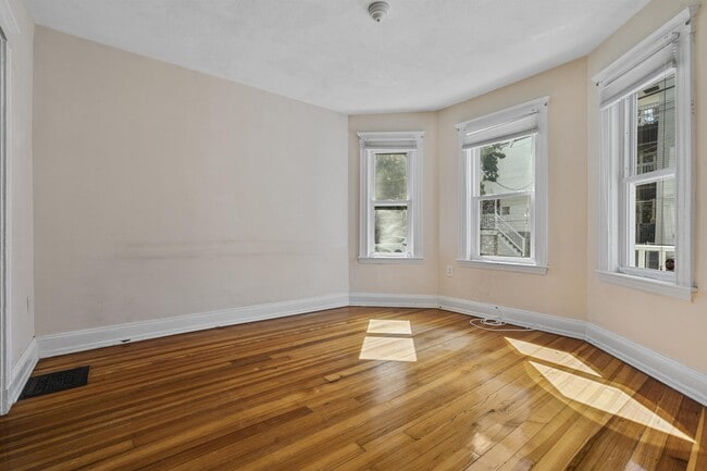 Building Photo - 31 Harold St