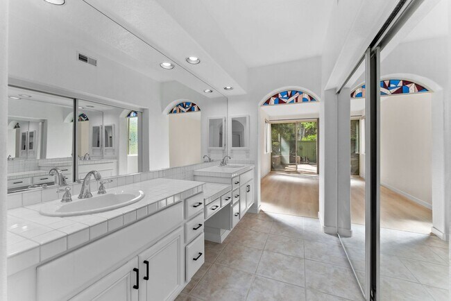 Building Photo - 4 Bed/2.5 Bath Vista Residence Beautifully...