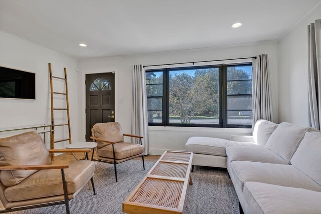 Building Photo - Beautifully furnished short-term rental in Historic Downtown Franklin!