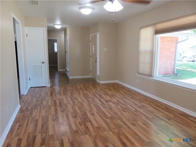 Building Photo - 1339 Mockingbird Ln