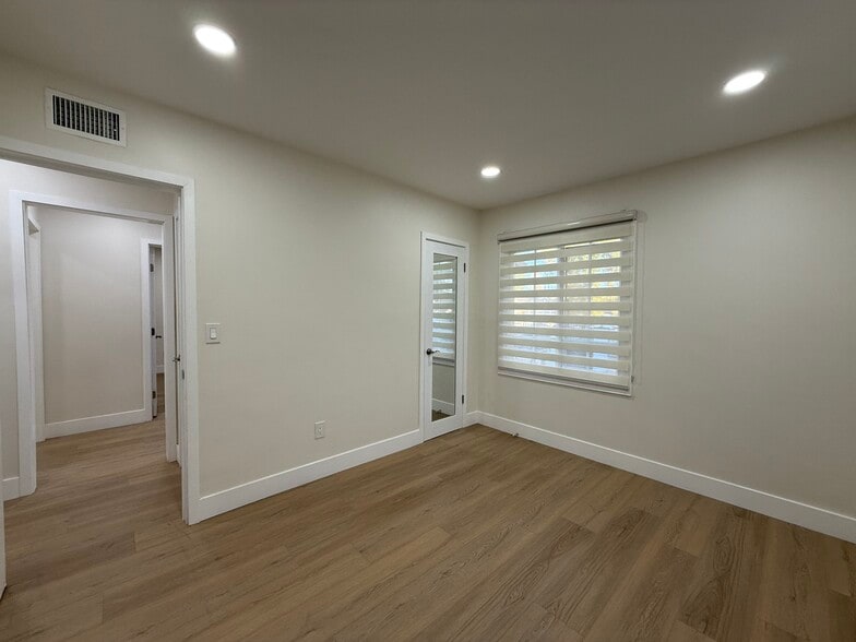 Building Photo - 9123 Woodley Ave