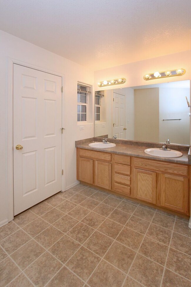 Building Photo - FEELS LIKE HOME! 2BD CONDO with MOUNTAIN VIEWS - Security Deposit Waiver Available