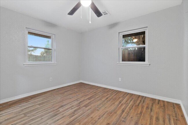 Building Photo - 1104 S Hunters Glen Cir