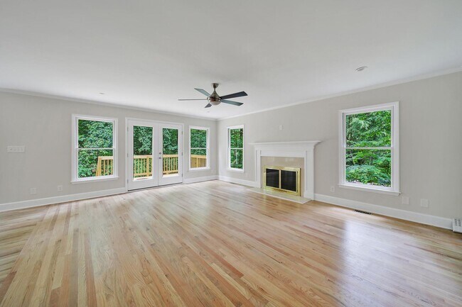 Building Photo - Beautiful Five Bed Three and Half Bath Hom...