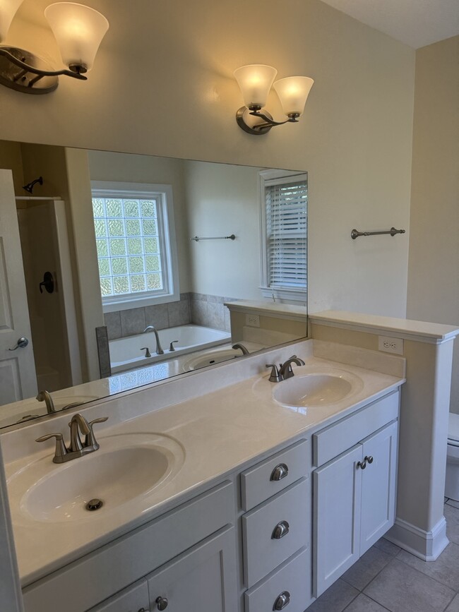 Master bedroom's bathroom 1 - 917 Kentwood Dr