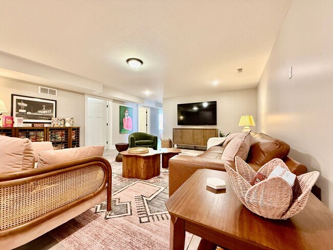 Building Photo - 5 Bed 3 Bath Home With Hot Tub In West Chester, OH