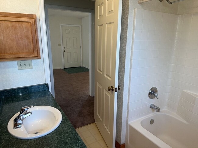 Building Photo - 3 Bedroom 2 Bath Home Located in the Cutten/Ridgewood Area