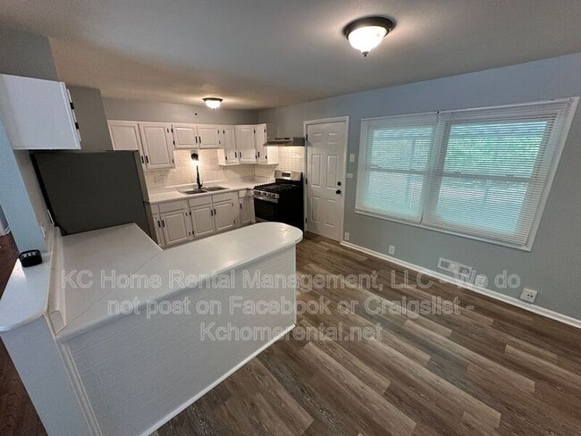 Building Photo - 10809 Ewing Ave