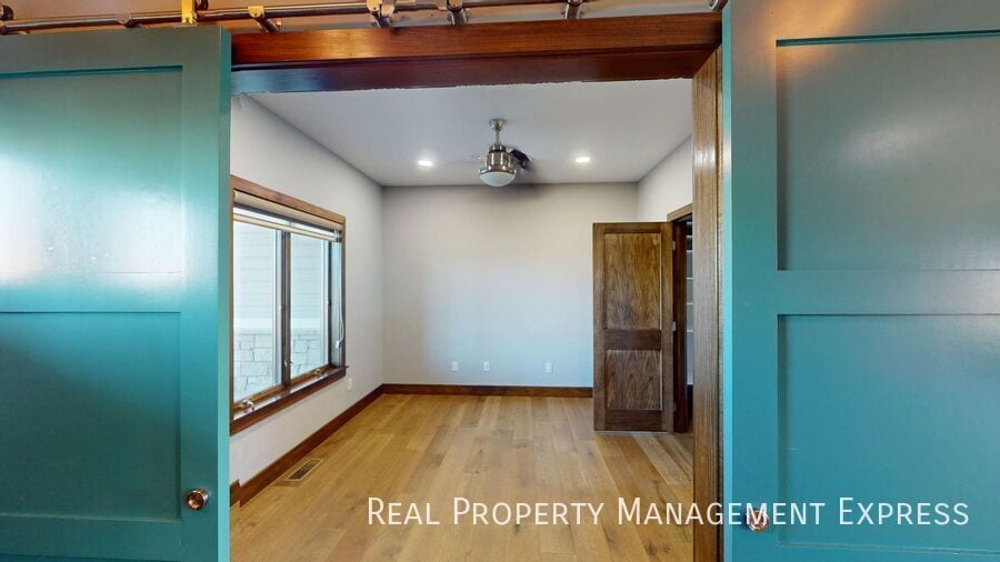 Building Photo - Beautiful 7 Bedroom 4 Bath Residence with ...