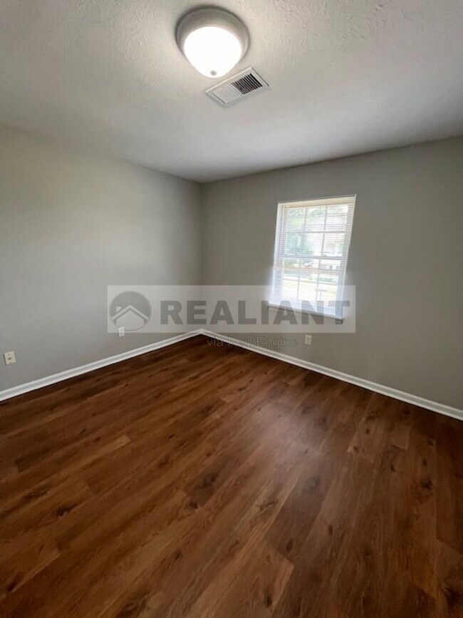 Building Photo - 425 Lenney Dr