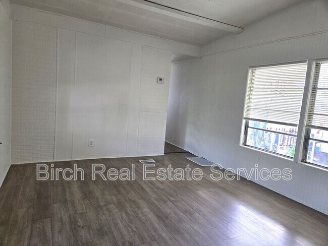 Building Photo - 7106 Commons Blvd