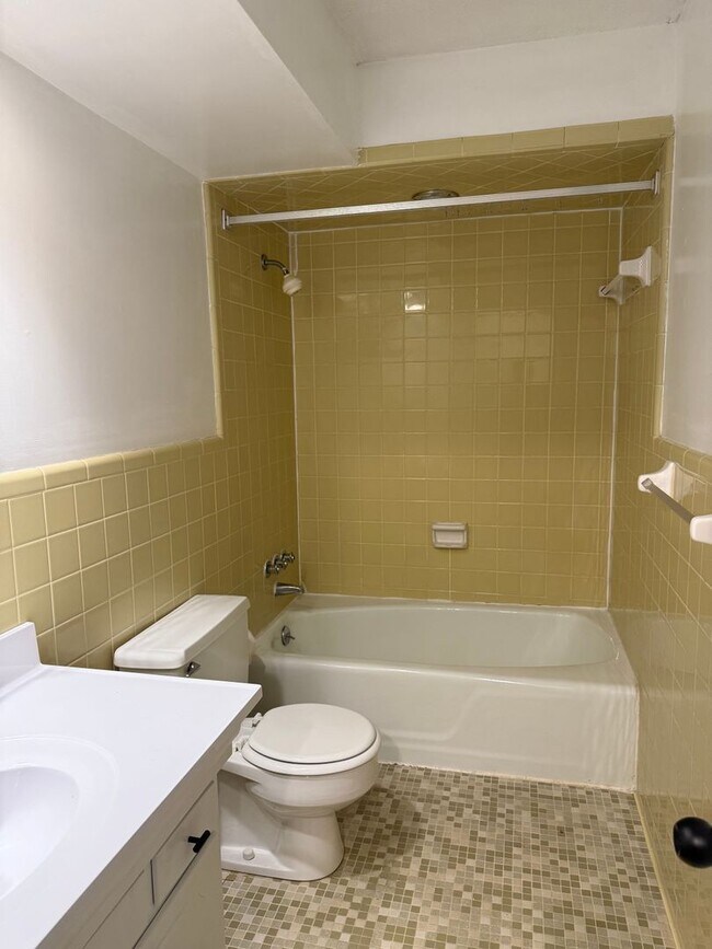 Building Photo - Beautiful 2 Bedroom 1.5 Bath townhome Clos...