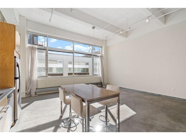 Building Photo - 700 N Washington Ave
