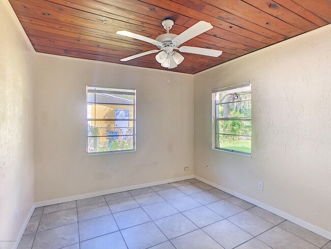 Building Photo - 319 Lucerne Dr