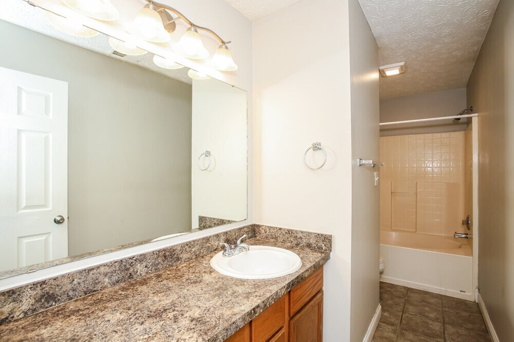 Building Photo - 4487 Connaught Dr E