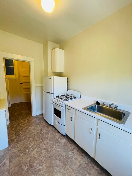 Building Photo - 250 Irving St