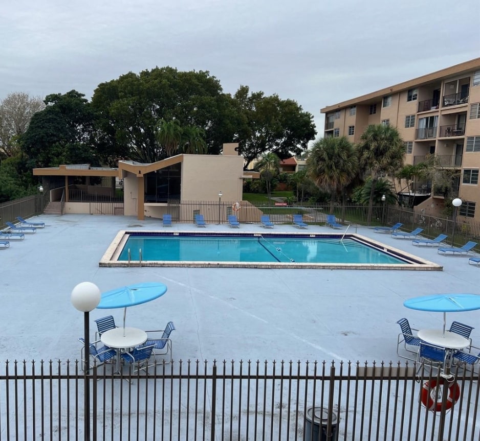 Building Photo - 8889 Fontainebleau Blvd