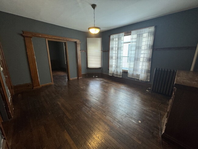 Building Photo - 405 N Queen Ave