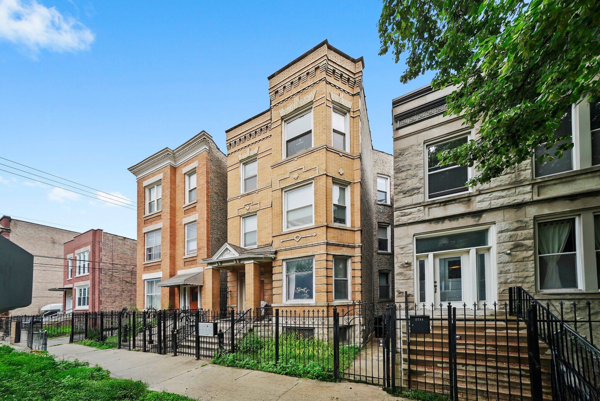 Building Photo - 2736 W Evergreen Ave