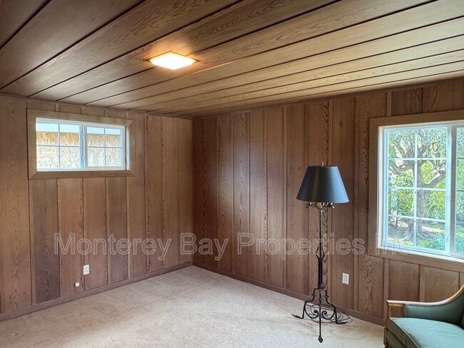 Building Photo - 711 Riverview Dr