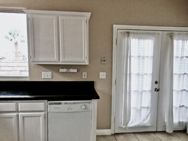 Building Photo - 2420 Silver Shadow Dr