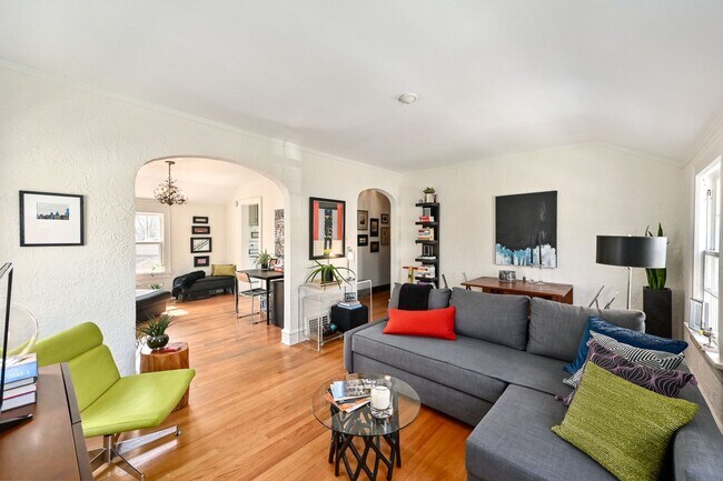 Building Photo - 1619 E Newton Ave