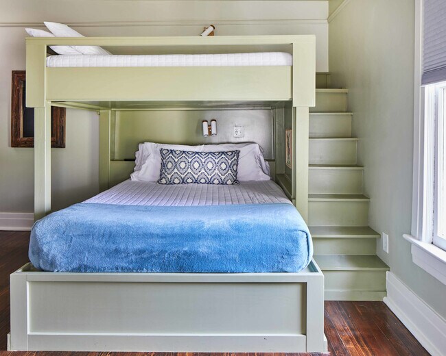 Building Photo - 1623 11th Pl S