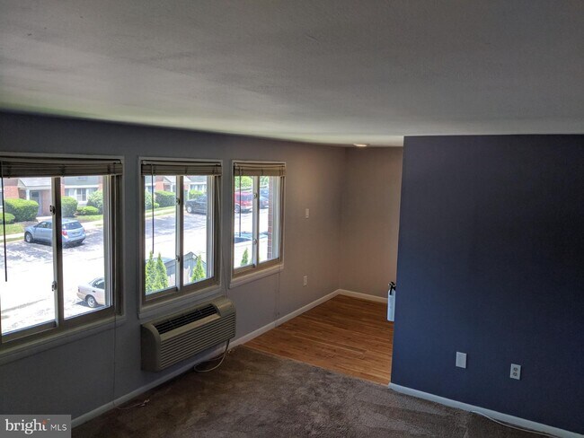 Building Photo - 250 Tanglewood Ln