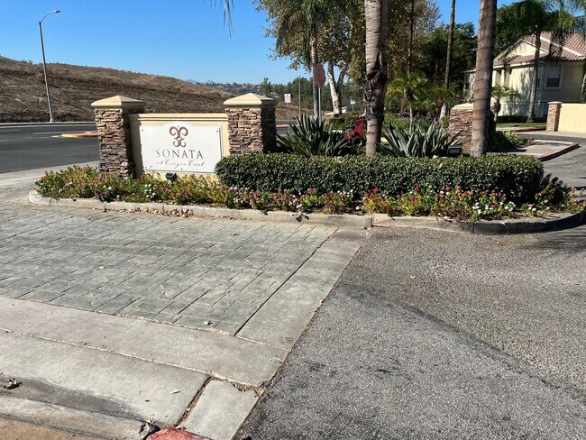 Building Photo - 3 Bedroom 2 Bathroom Condo in the Heart of Canyon Crest, Riverside!