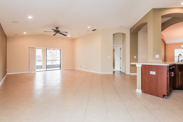 Building Photo - 300 Oaklanding Dr