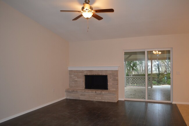Building Photo - Nicely updated single story 4/2 Ready for ...