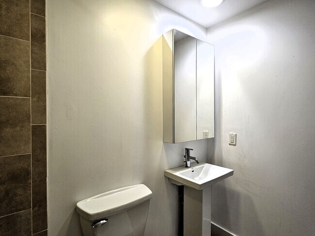 Building Photo - Amazing downtown condo in the heart of Dee...
