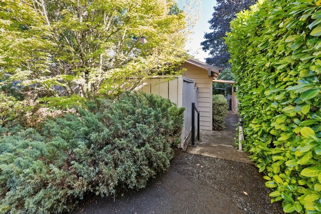 Building Photo - 6780 SW Canyon Terrace
