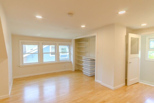 Building Photo - 3Bd/1.5Ba Seattle House