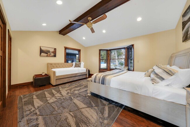 Building Photo - 201 Shady Ozark Ln