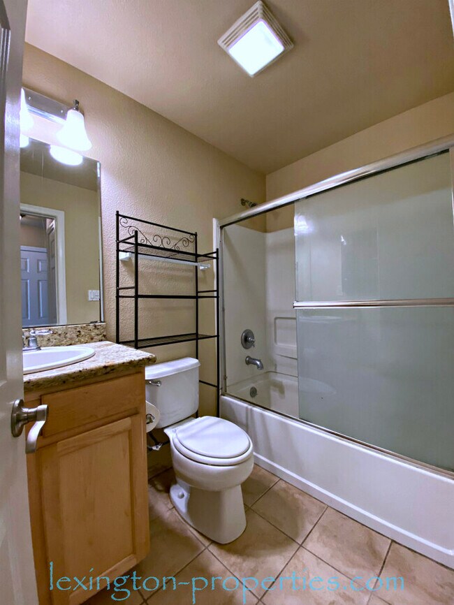 Building Photo - Gorgeous, 2BD/1BA, Condo in the Villaggio Community off Madison Ave. and Auburn Blvd.!