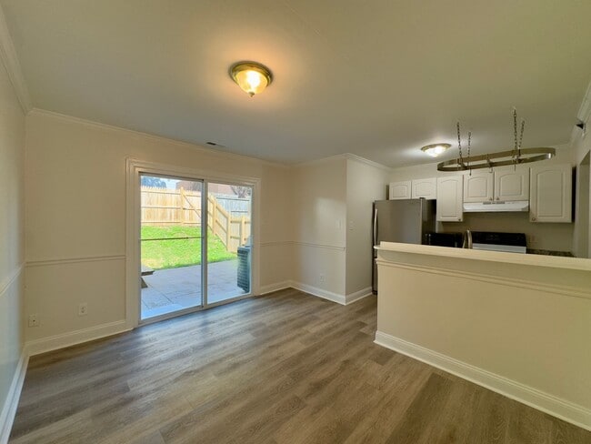 Building Photo - Charming 3Bed/1.5Bath Townhome in Rosedale