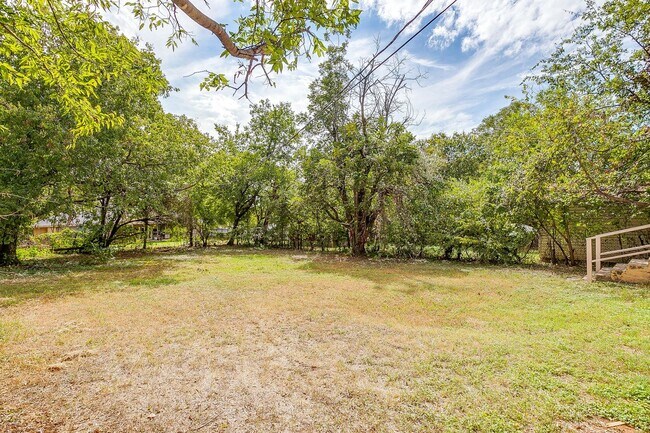 Building Photo - Remodeled 2 Bed 1 Bath Home Ready for New ...