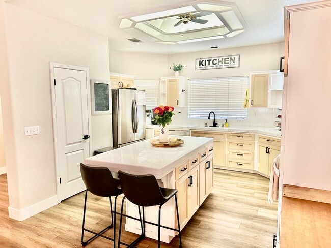 Building Photo - Updated North Fresno 3/2