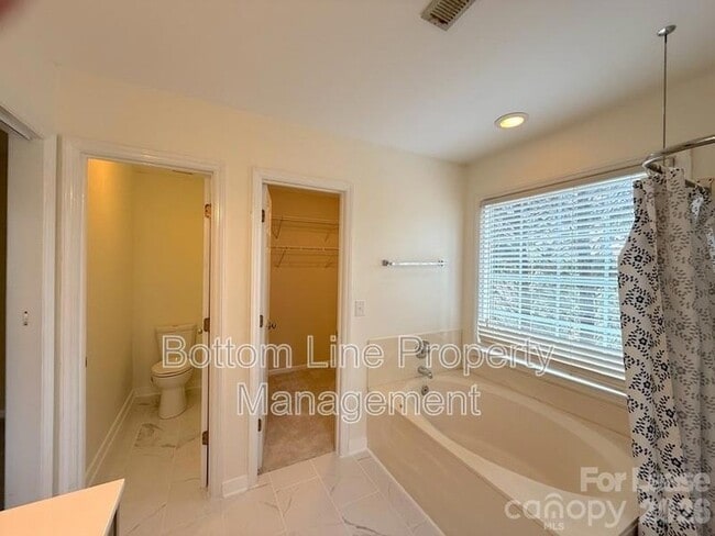 Building Photo - 9423 Fairmead Dr