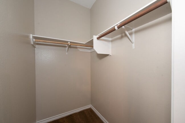 Building Photo - 3 Bed + 3 Bath - Spacious Duplex