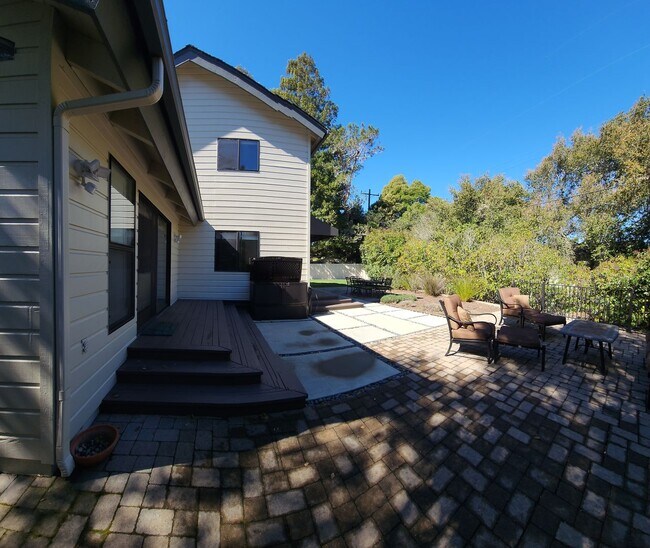 Building Photo - Furnished 3 bed 2.5 bath close to Poly.