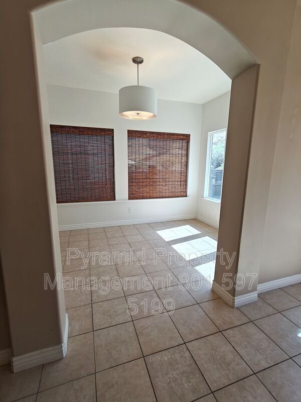 Building Photo - 2896 E Lookout Dr
